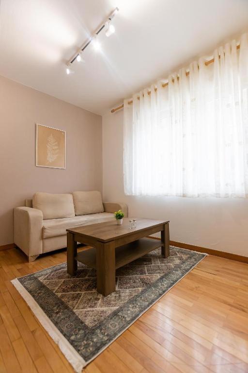 Light-2 Lovely Apartment In Tirana Exterior photo